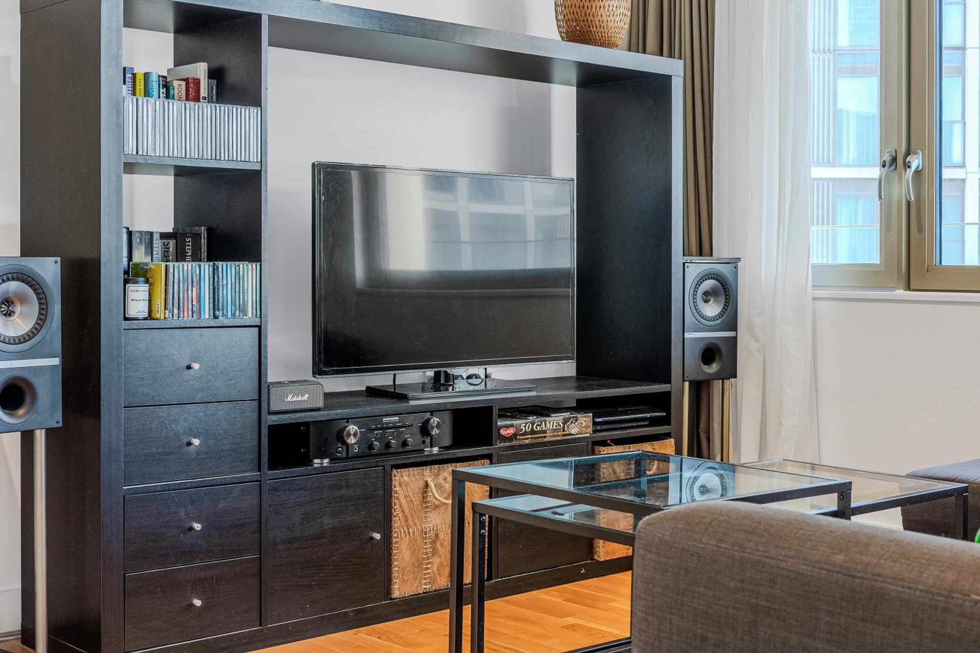 New Listing! 2br With Balcony In Stratford, 3min Dlr * London