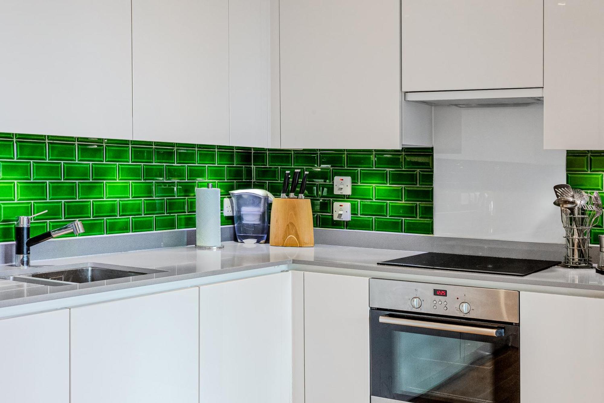 New Listing! 2br With Balcony In Stratford, 3min Dlr Apartment *